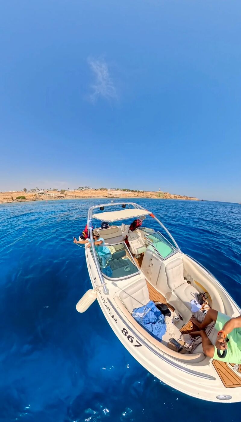 Privates Speedboot mit Sonnendach auf tiefblauem Wasser vor der Küste von Sharm El Sheikh